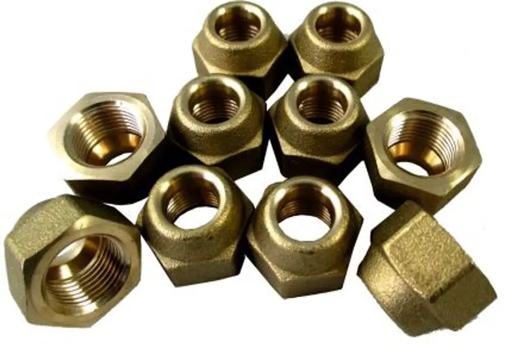 Mehrere hexagonale Überwurfmuttern aus Metall, die in verschiedenen Positionen angeordnet sind, mit dem Logo der Marke Wolf auf einigen der Muttern sichtbar.